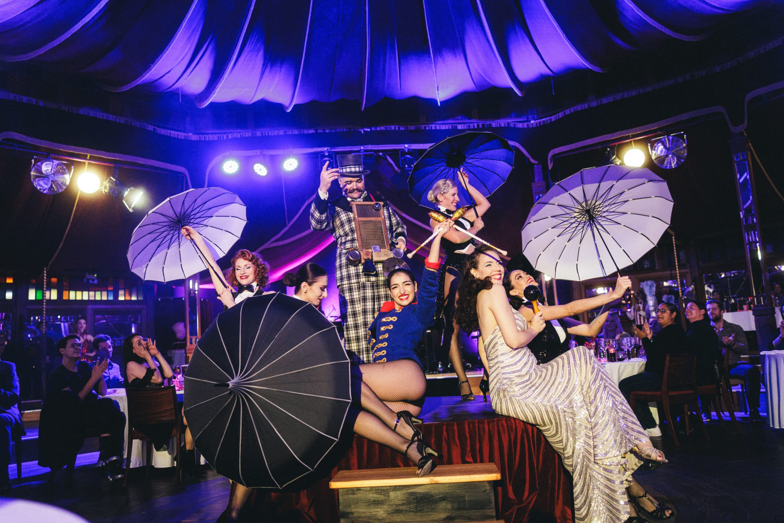Burlesque Spectacular: Performance auf der Bühne im MIRAGE