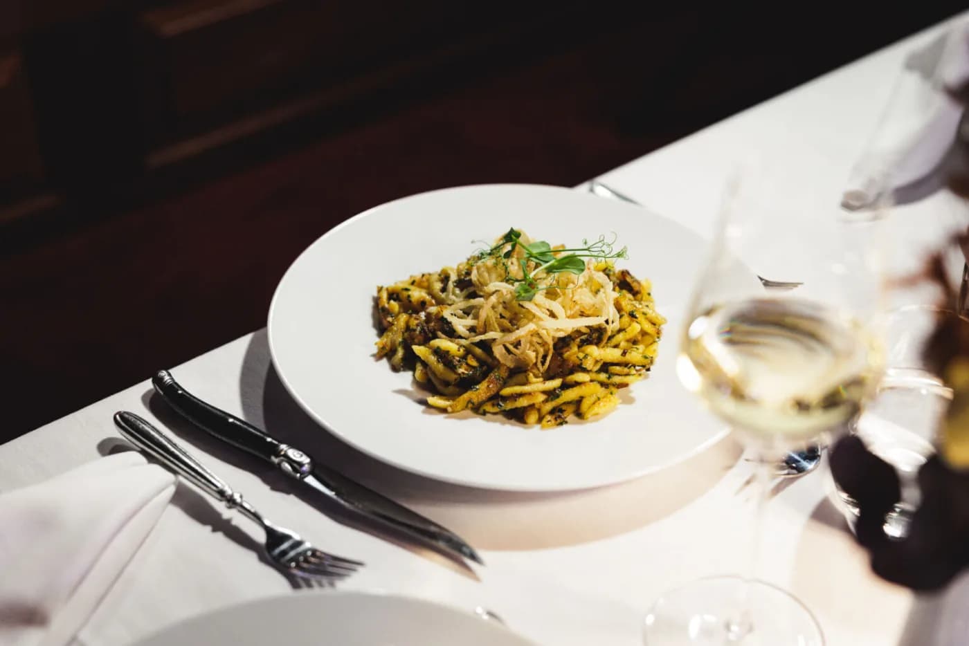 Vegetarisches Menü – Österreichische Käsespätzle mit goldbraunen Röstzwiebeln