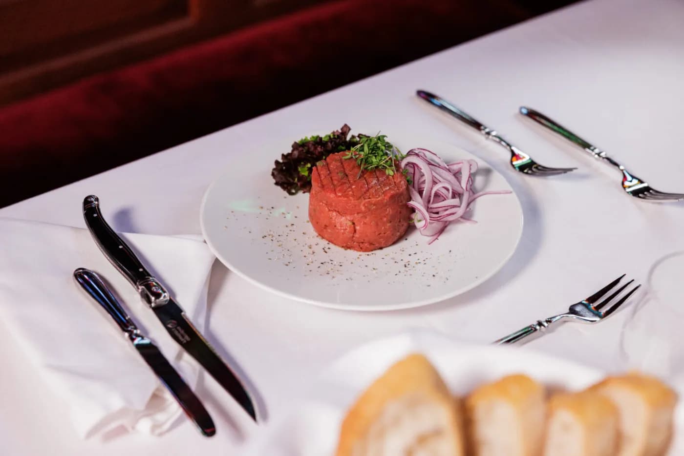 Klassisches Menü – Zartes Beef Tatar vom österreichischen Weiderind