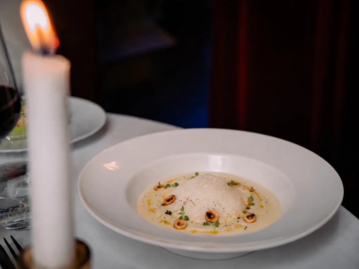 Klassisches Menü – Serviert im eleganten Silberkorb, dazu gesalzene Premium-Butter und hausgemachtes Basilikum-Pesto