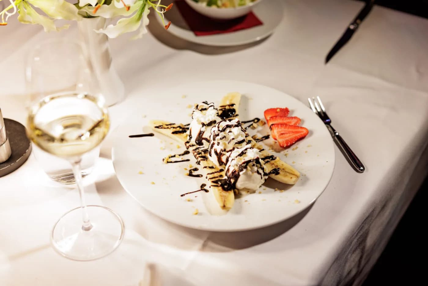 Klassisches Menü – Bananensplit mit Vanilleeis, Banane, Schlagobers und Schokoladensauce