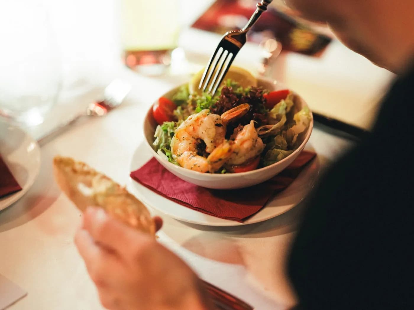 Klassisches Menü – Gemischter Salat mit Black Tiger Garnelen